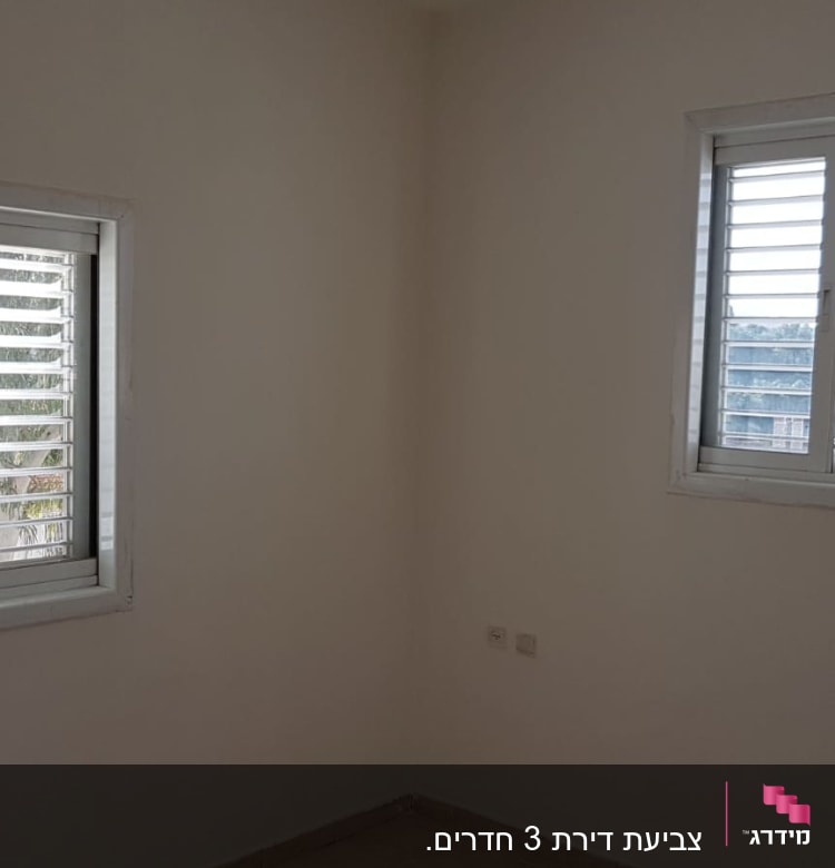 קירות לבנים עם חלונות תריסים